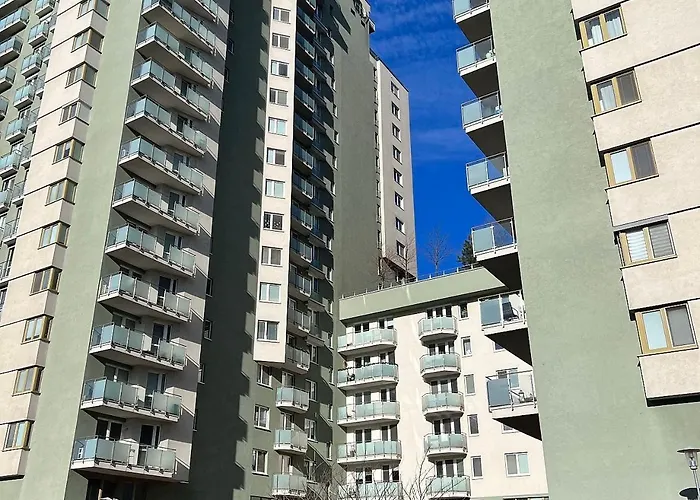 Modern apt, nice view&a walk to city centre